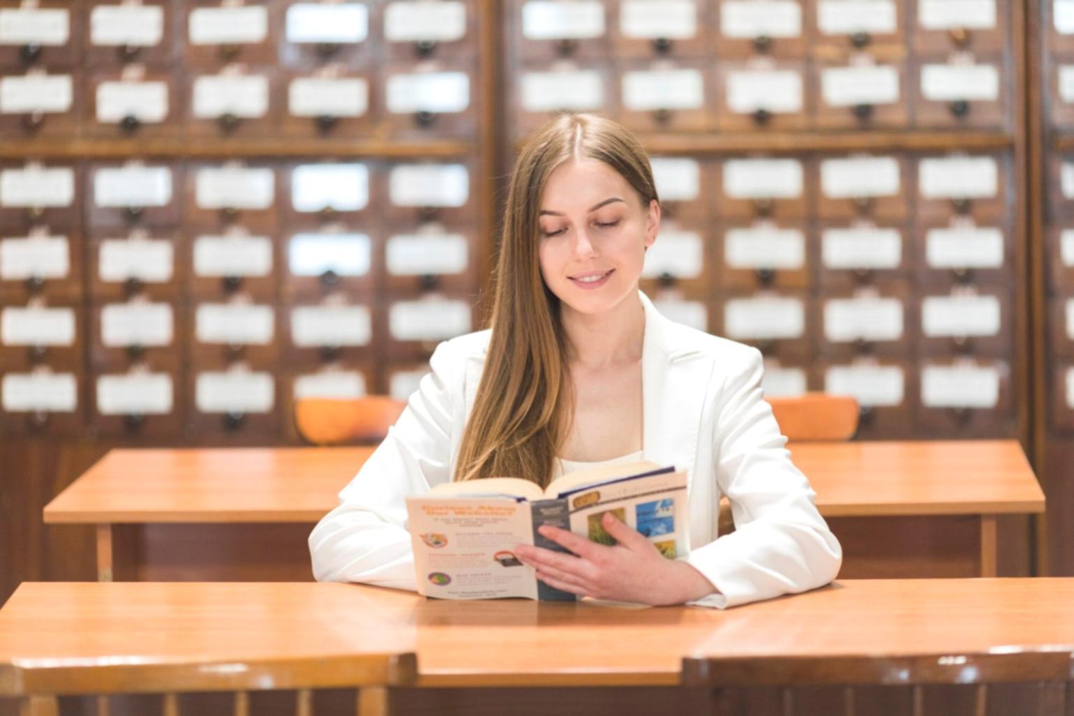 Teilnehmer beim interaktiven Börsenworkshop mit Laptops und Analysecharts