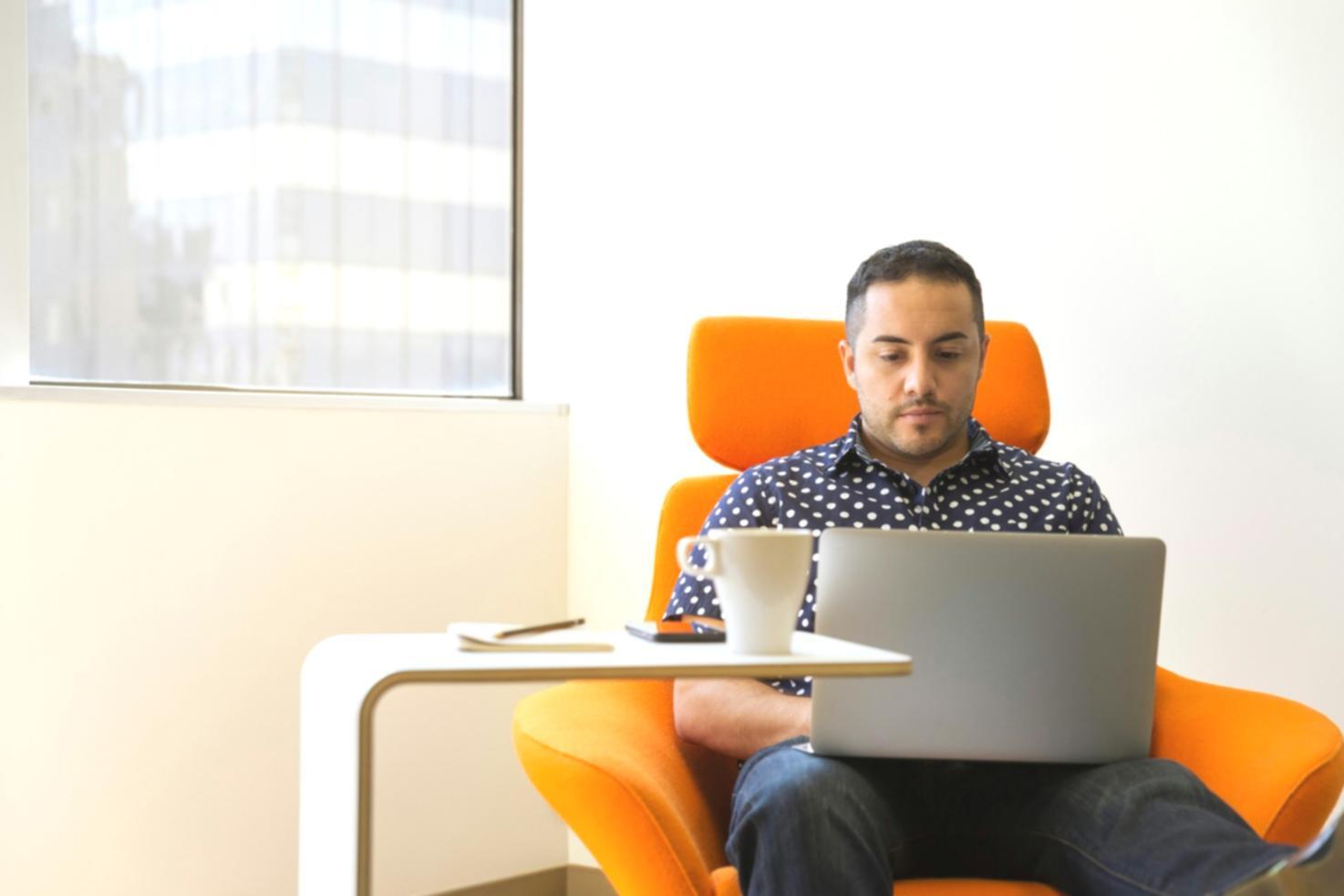 Dozent erklärt Aktienanalyse-Methoden vor einer Gruppe interessierter Teilnehmer